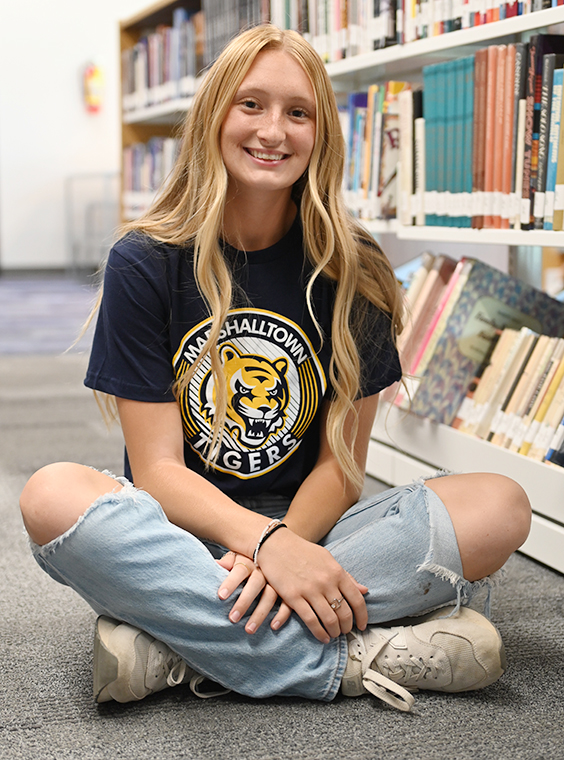 Student sitting in library. 