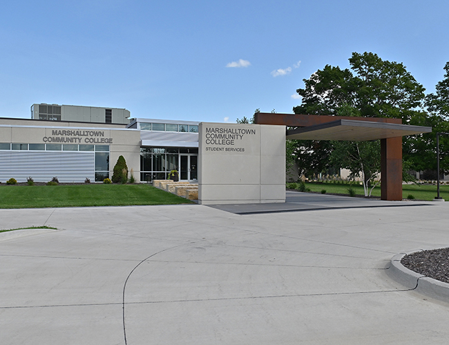 Pciture of the front entrance at Marshalltown Community College